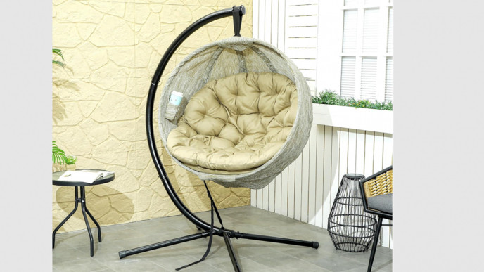 Outsunny Hanging Egg Chair £74.96 @ Amazon