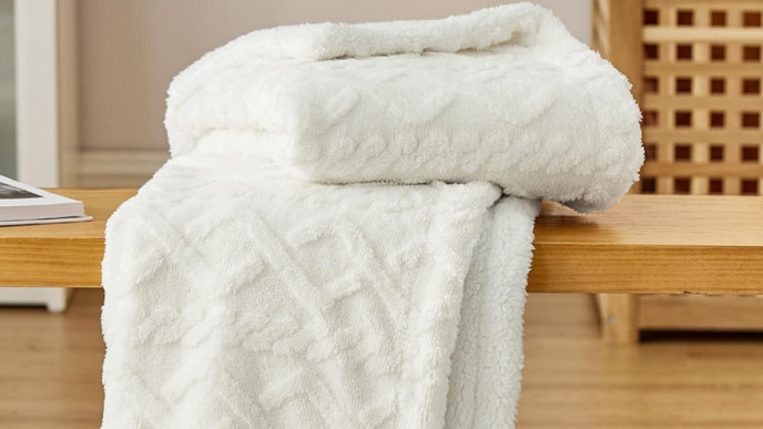 Bedsure Sherpa Fleece Throw Blanket £7.59 @ Amazon / Bedsure EU